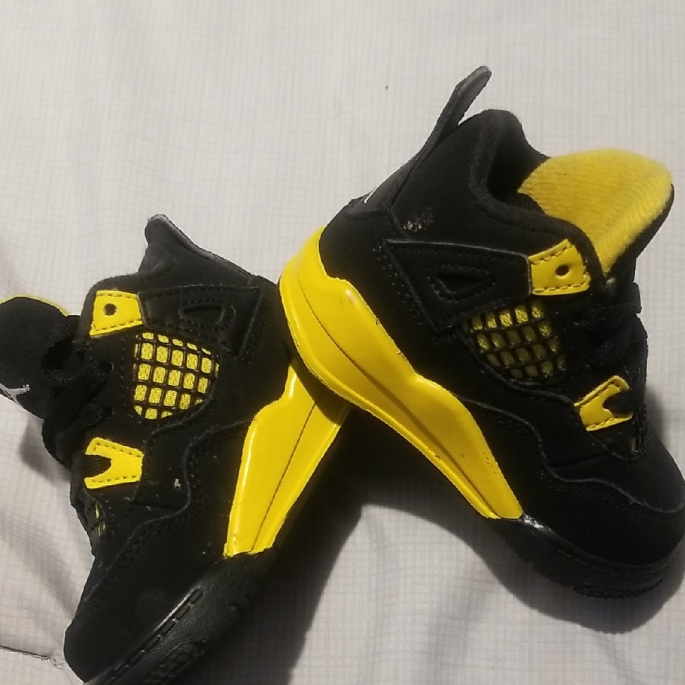 Jordan Retro 4  "Thunder" Black and Yellow Kids Shoes